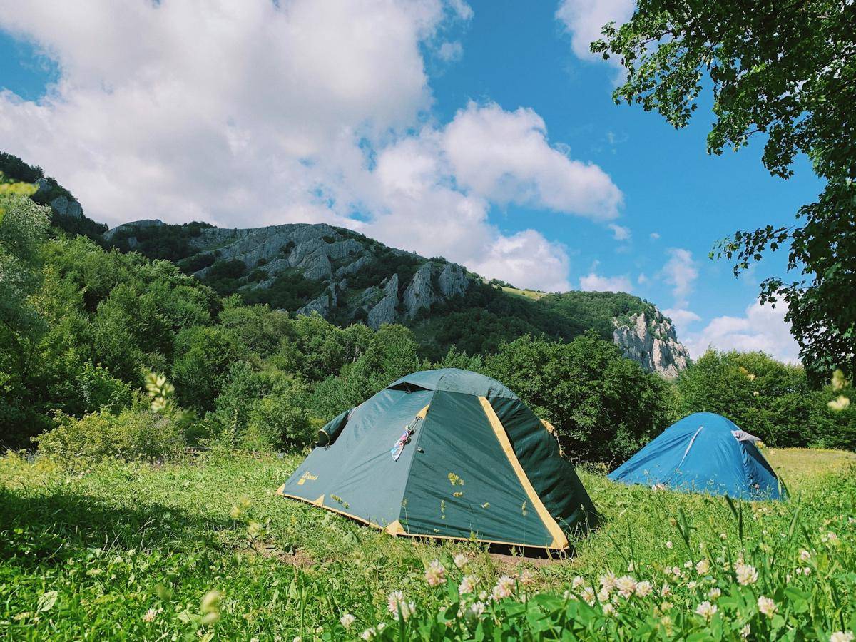 ilustrasi tenda camping (unsplash.com/Sergey Chuprin)