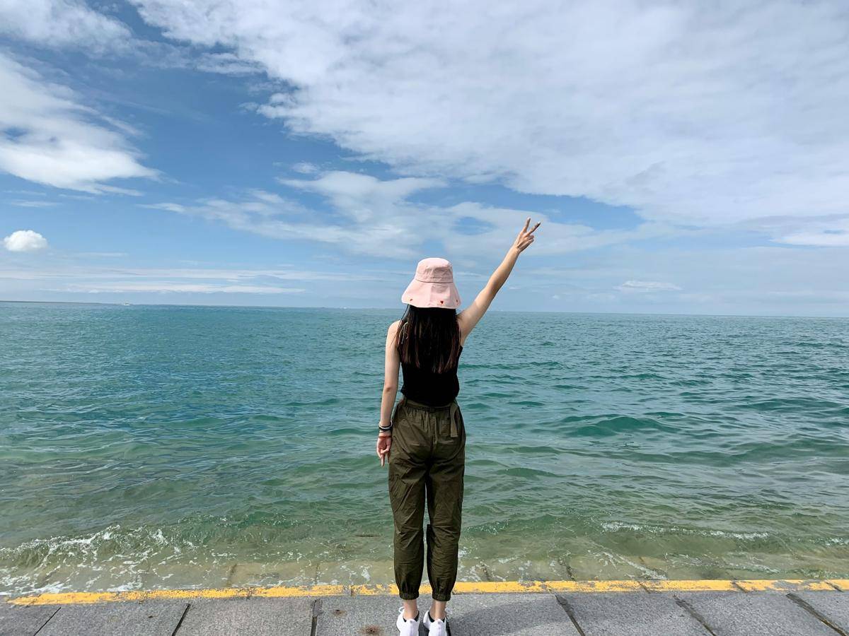 ilustrasi seorang wanita sedang menikmati pemandangan laut (unsplash.com/songzi liu)