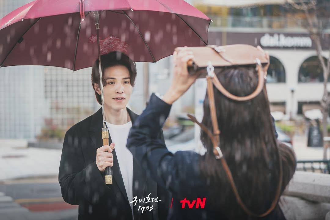 Cuplikan adegan Lee Dong Wook di Tale of the Nine Tailed 1938 (instagram.com/@tvn_drama)