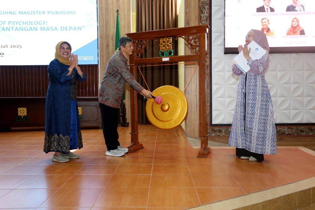 Peluncuran simbolis melalui pemukulan gong. (uin-suka.ac.id)