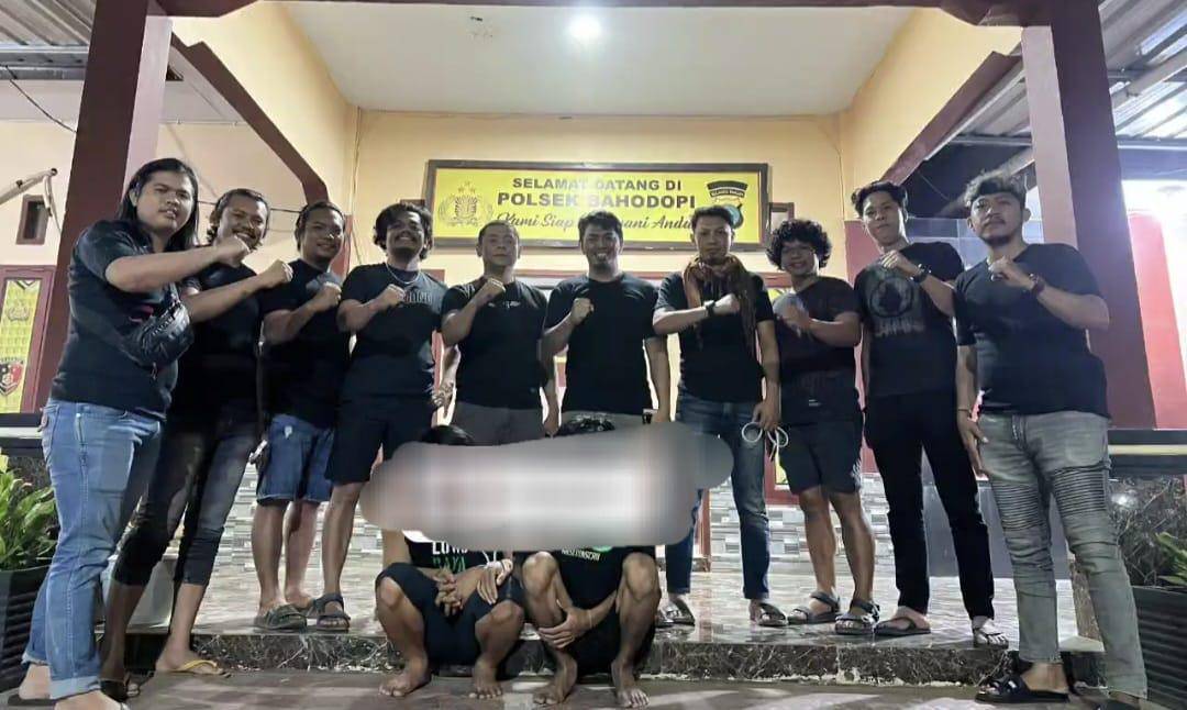 Polisi menangkap dua orang terduga pelaku penikaman di Makassar, Kamis (31/7/2025)/Istimewa