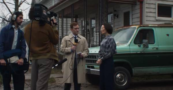 Seorang perempuan menjelaskan kejadian aneh yang menimpa keluarganya - The Conjuring: Last Rites 