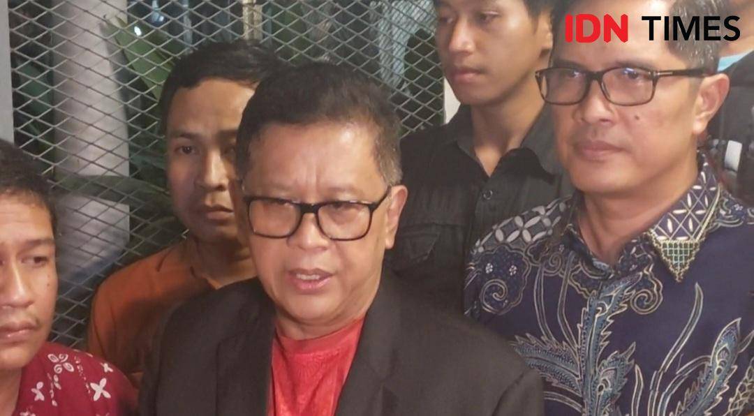 Sekretaris Jenderal PDI Perjuangan (PDIP), Hasto Kristiyanto (tengah) usai menghirup udara bebas dari rutan Komisi Pemberantasan Korupsi (KPK). (IDN Times/Santi Dewi)