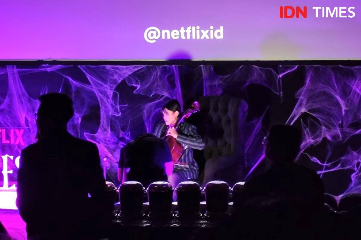 Ada pemain cello di dalam bioskop.jpg