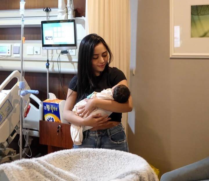 potret Rachel Vennya dan keluarga kunjungi Erika setelah lahiran (instagram.com/rachelvennya)