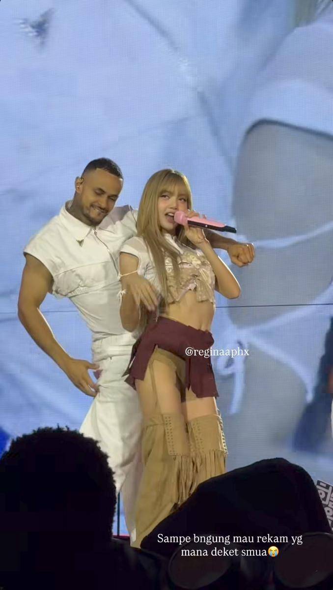 potret Regina Phoenix nonton Blackpink (Instagram.com/reginaaphx)