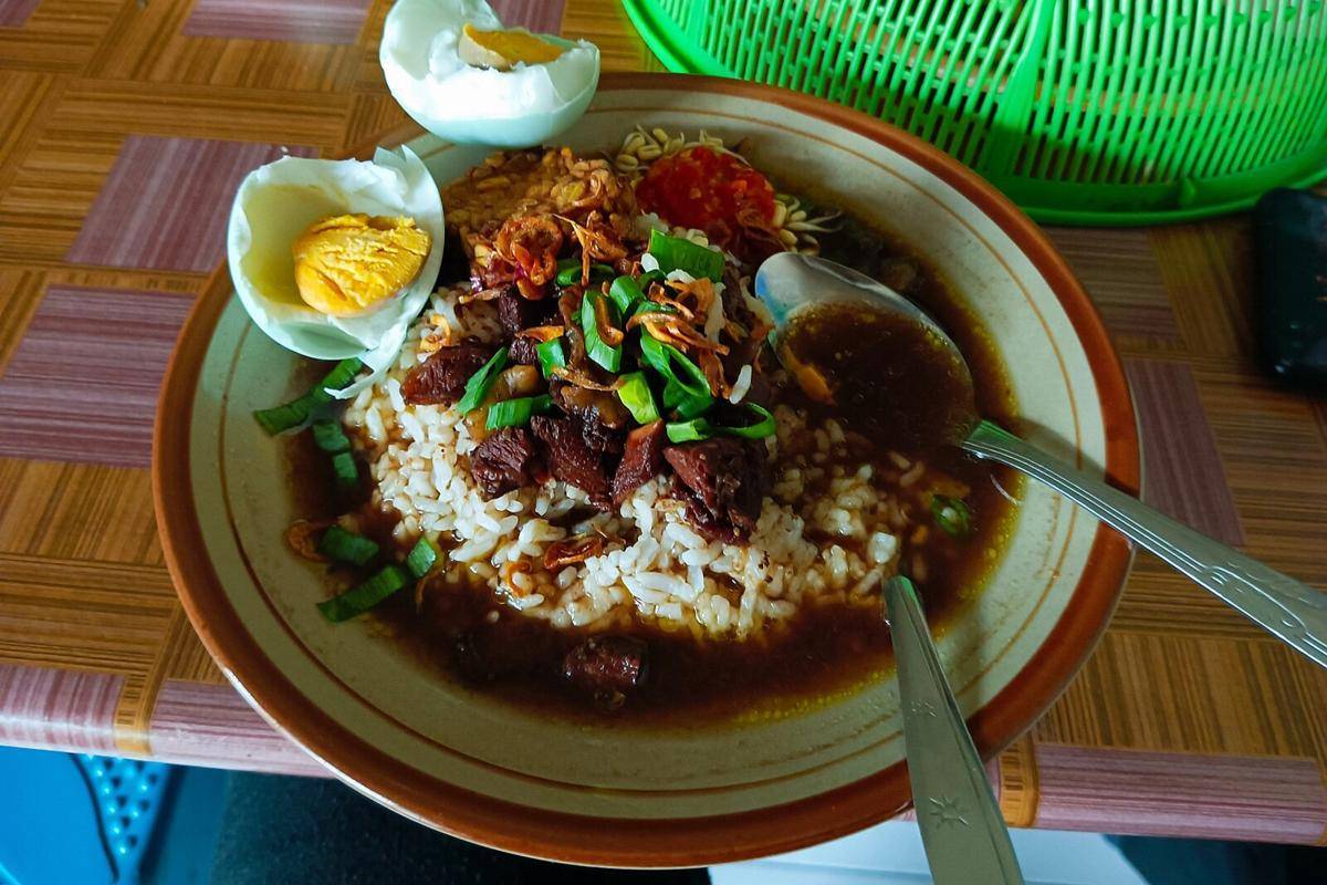 ilustrasi rawon dan nasi (commons.wikimedia.org/Fiskal Purbawan)