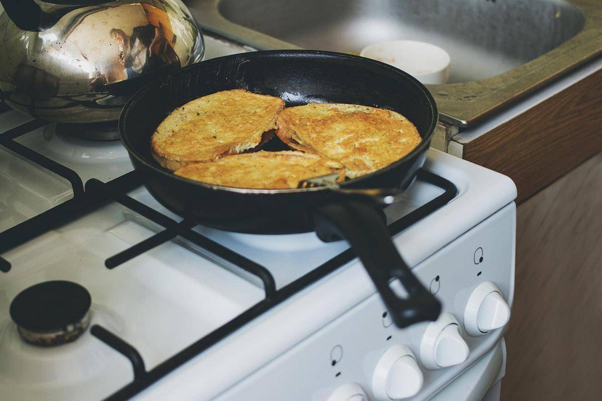 ilustrasi memanggang roti tawar di atas teflon (pixabay.com/tookapic)