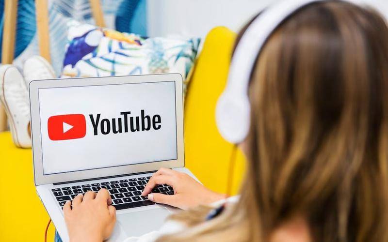 ilustrasi remaja sedang mengakses YouTube di laptop (freepik.com/freepik)  
