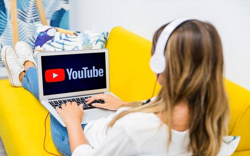 ilustrasi aktivitas pengguna saat menonton konten di YouTube (freepik.com/freepik)