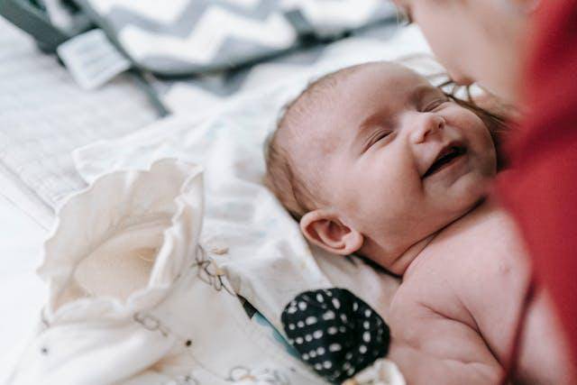 Ilustrasi bayi tersenyum (Pexels.com/Sarah Chai)