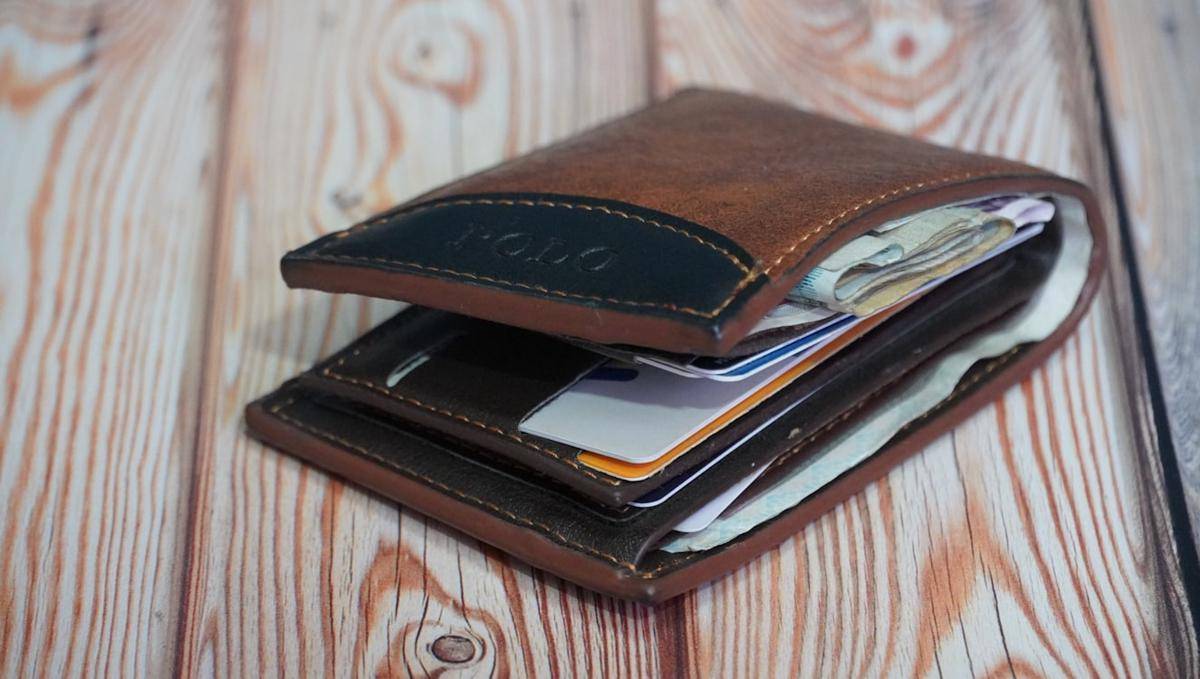 ilustrasi dompet kulit (unsplash.com/Hamed Taha)