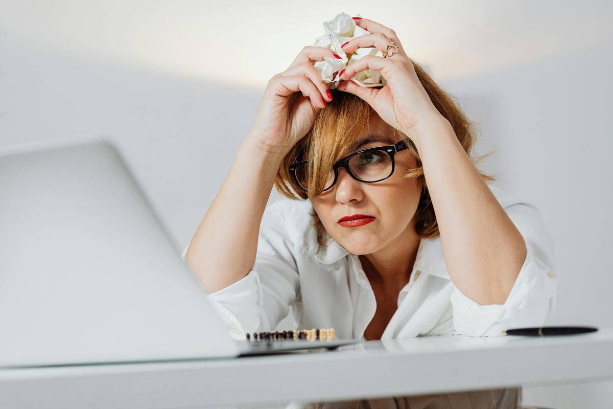 ilustrasi freelancer mengalami tekanan finansial