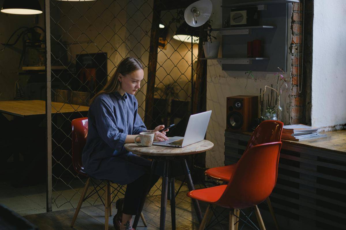 ilustrasi freelancer mengerjakan proyek dengan maksimal (pexels.com/Anna Shvets)