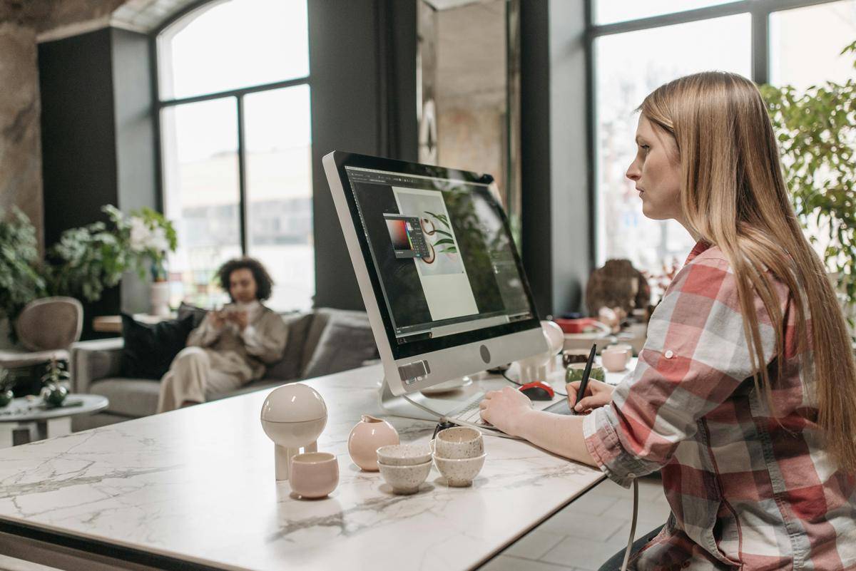 ilustrasi freelancer membangun portofolio (pexels.com/Pavel Danilyuk)