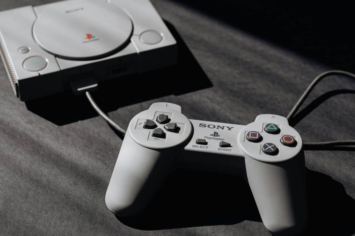 Ilustrasi playstation generasi pertama (pexels.com/Kaboompics.com)