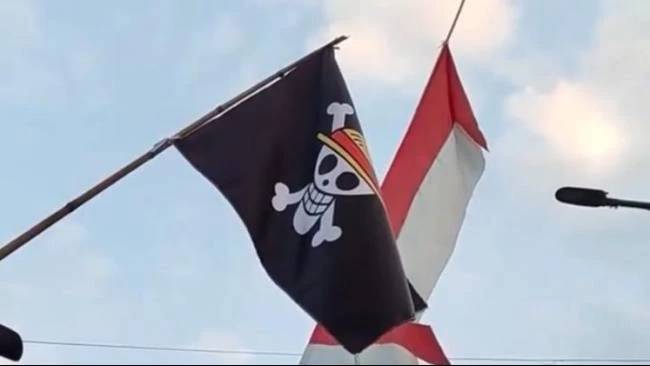 Pengibaran bendera One Piece jelang HUT ke-80 RI. (x.com/Anak_Ogi)