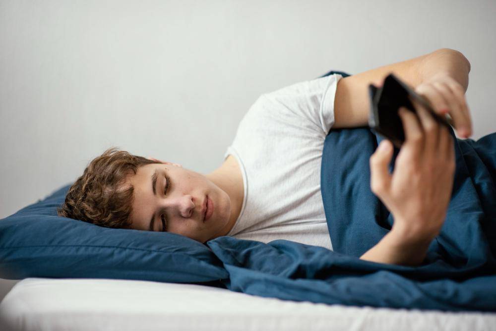 bermain gadget di pagi hari 