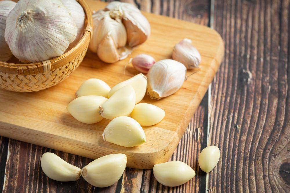 ilustrasi bawang putih kupas (freepik.com/jcomp)