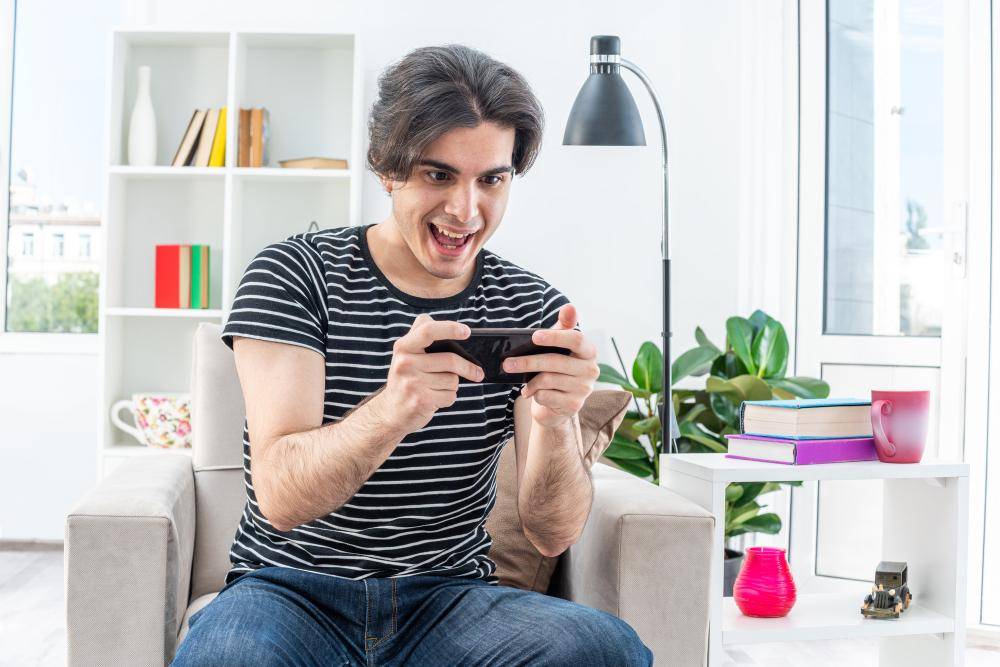 ilustrasi bermain game di HP (freepik.com/stockking)