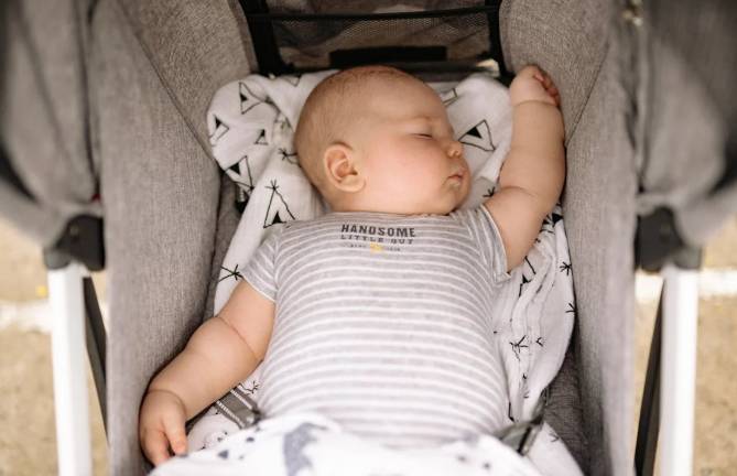 ilustrasi bayi tidur di dalam stroller (pexels.com/yankrukov)