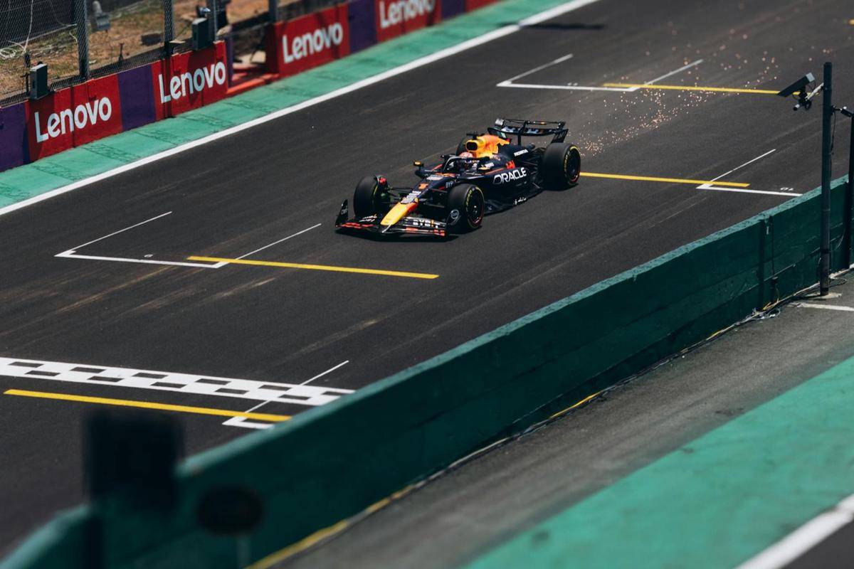 mobil balap Formula 1 