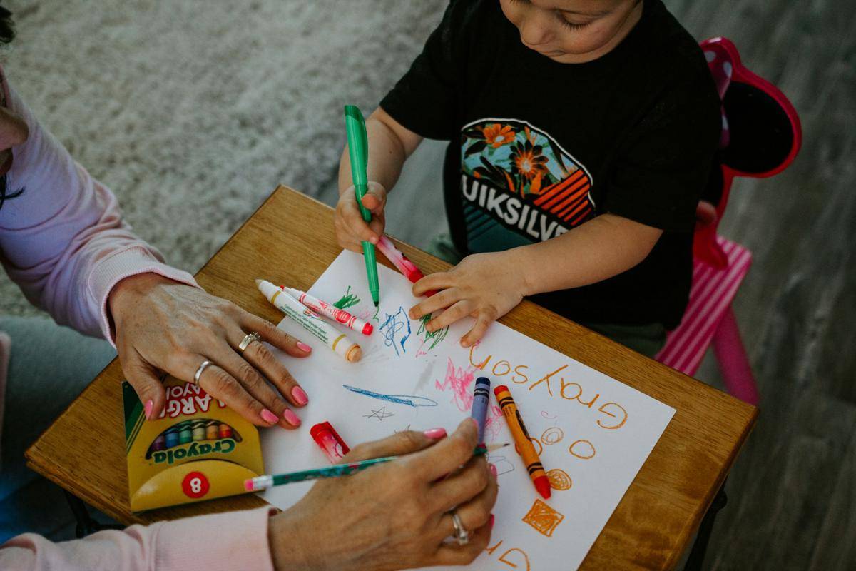 ilustrasi mendampingi anak (Unsplash/Gabe Pierce)