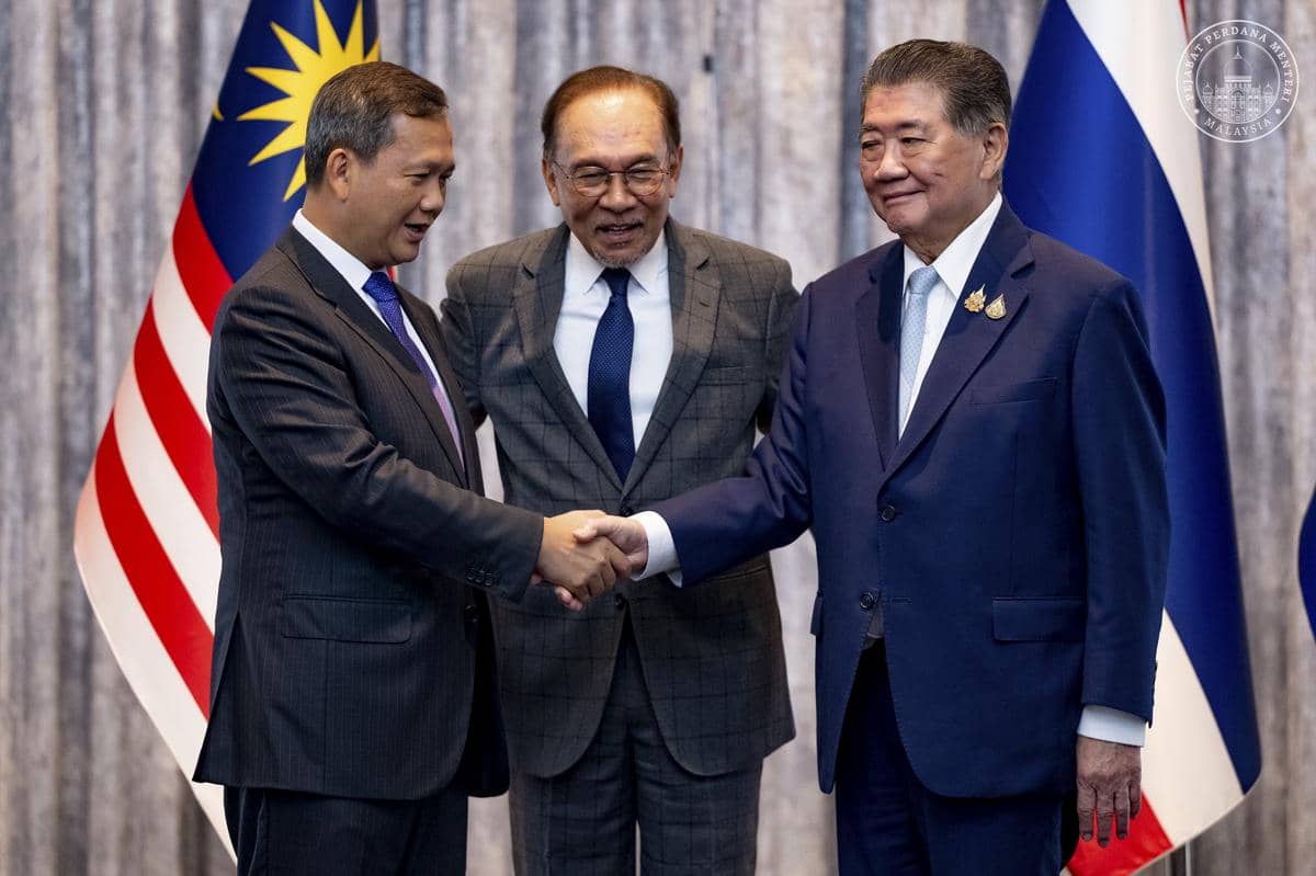 PM Kamboja Hun Manet (kiri) dan Penjabat PM Thailand Phumtham Wechayachai (kanan) bersama dengan PM Malaysia Anwar Ibrahim (tengah) setelah kesepakatan gencatan senjata di Putrajaya pada 28 Juli 2025. (x.com/anwaribrahim)
