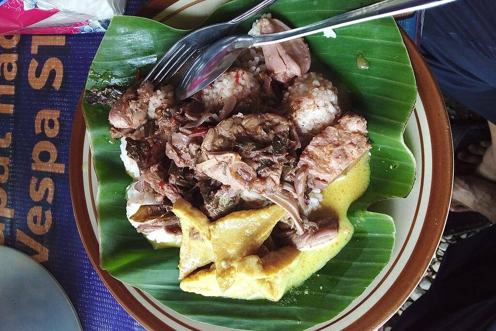ilustrasi nasi penggel sayur nangka muda (commons.wikimedia.org/SATELIT_BM)