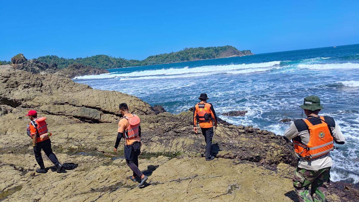 Pencarian wisatawan yang hilang di Pantai Siung Gunungkidul. (Dok. SAR Satlinmas Wilayah I Gunungkidul)