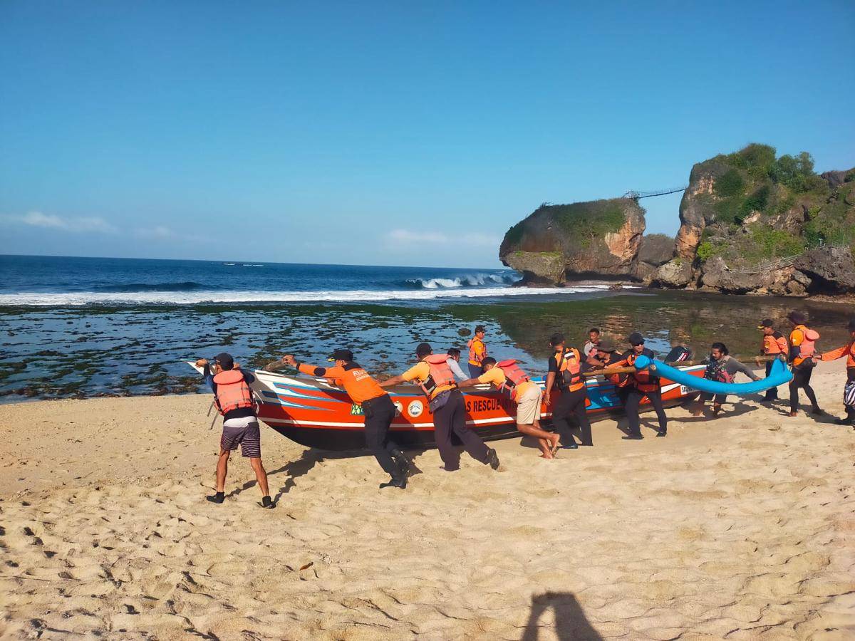 Pencarian wisatawan yang hilang di Pantai Siung Gunungkidul. (Dok. SAR Satlinmas Wilayah I Gunungkidul)