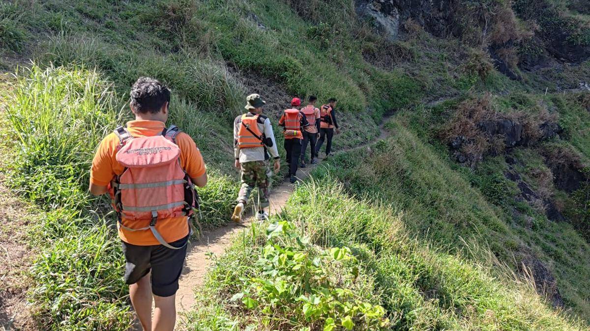 Tim SAR Gabungan melakukan pencarian wisatawan yang hilang di Pantai Siung Gunungkidul. (Dok. SAR Satlinmas Wilayah I Gunungkidul)