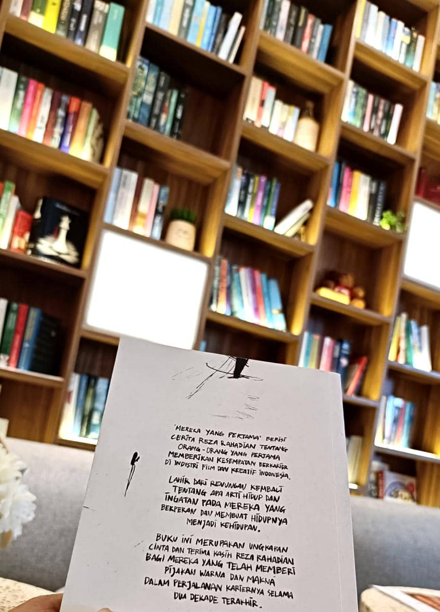 potret tampak belakang buku Mereka yang Pertama karya debut dari aktor Reza Rahadian. 