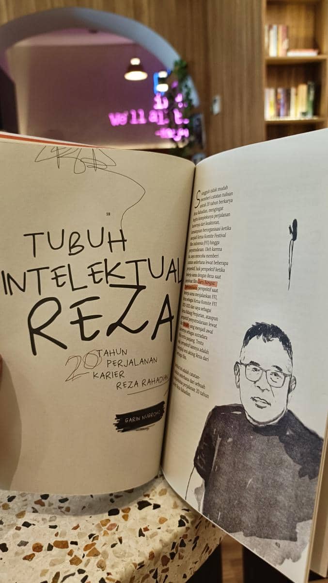 potret isi buku Mereka yang Pertama karya debut dari aktor Reza Rahadian. 