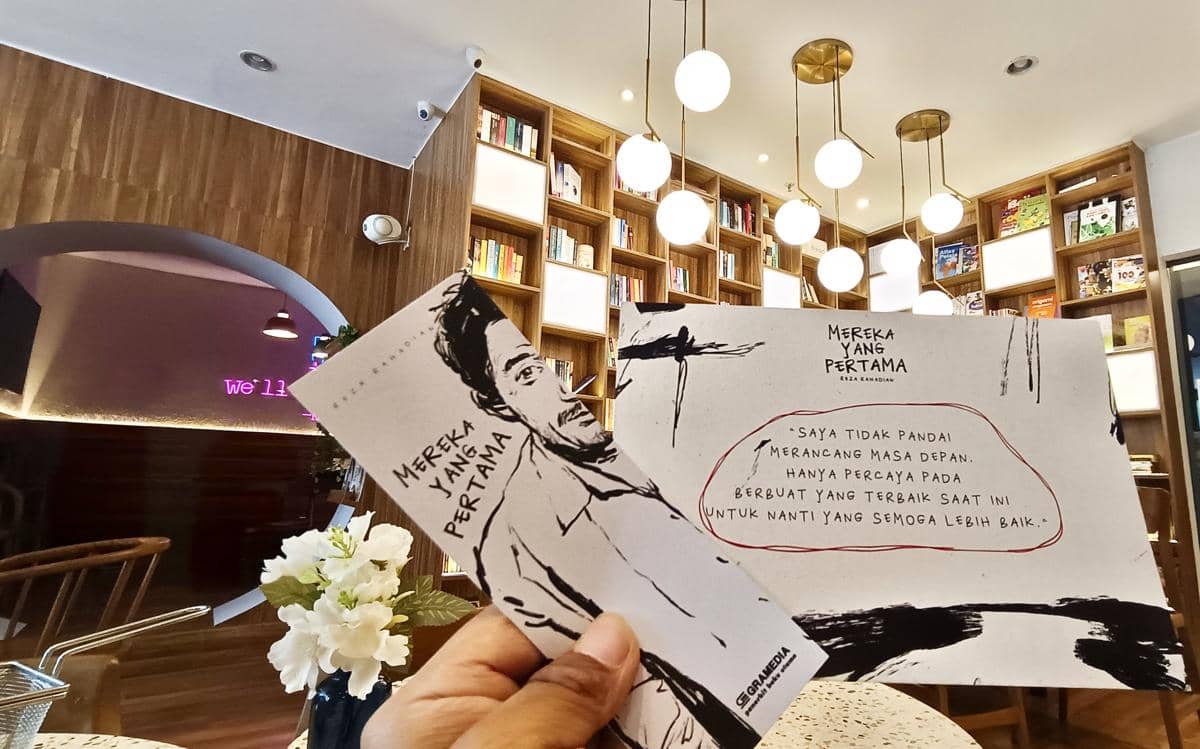 potret pembatas dan postcard buku Mereka yang Pertama karya Reza Rahadian. 