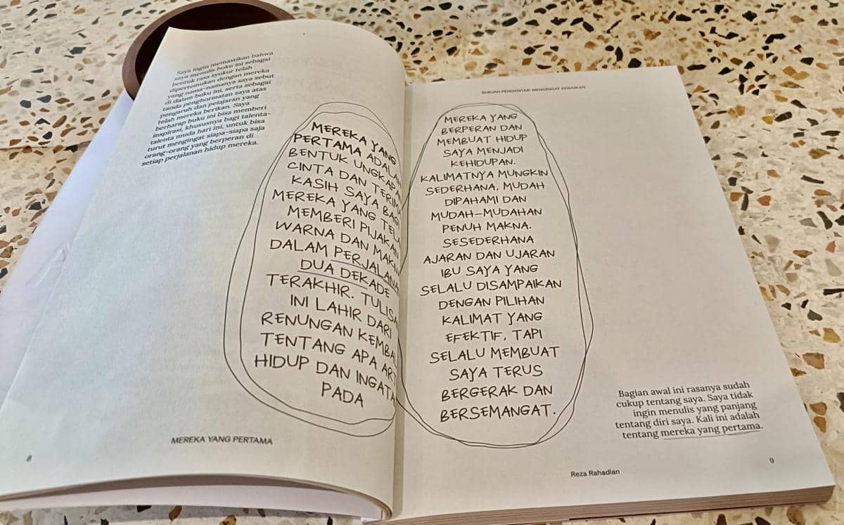 potret isi buku Mereka yang Pertama karya debut dari aktor Reza Rahadian. 