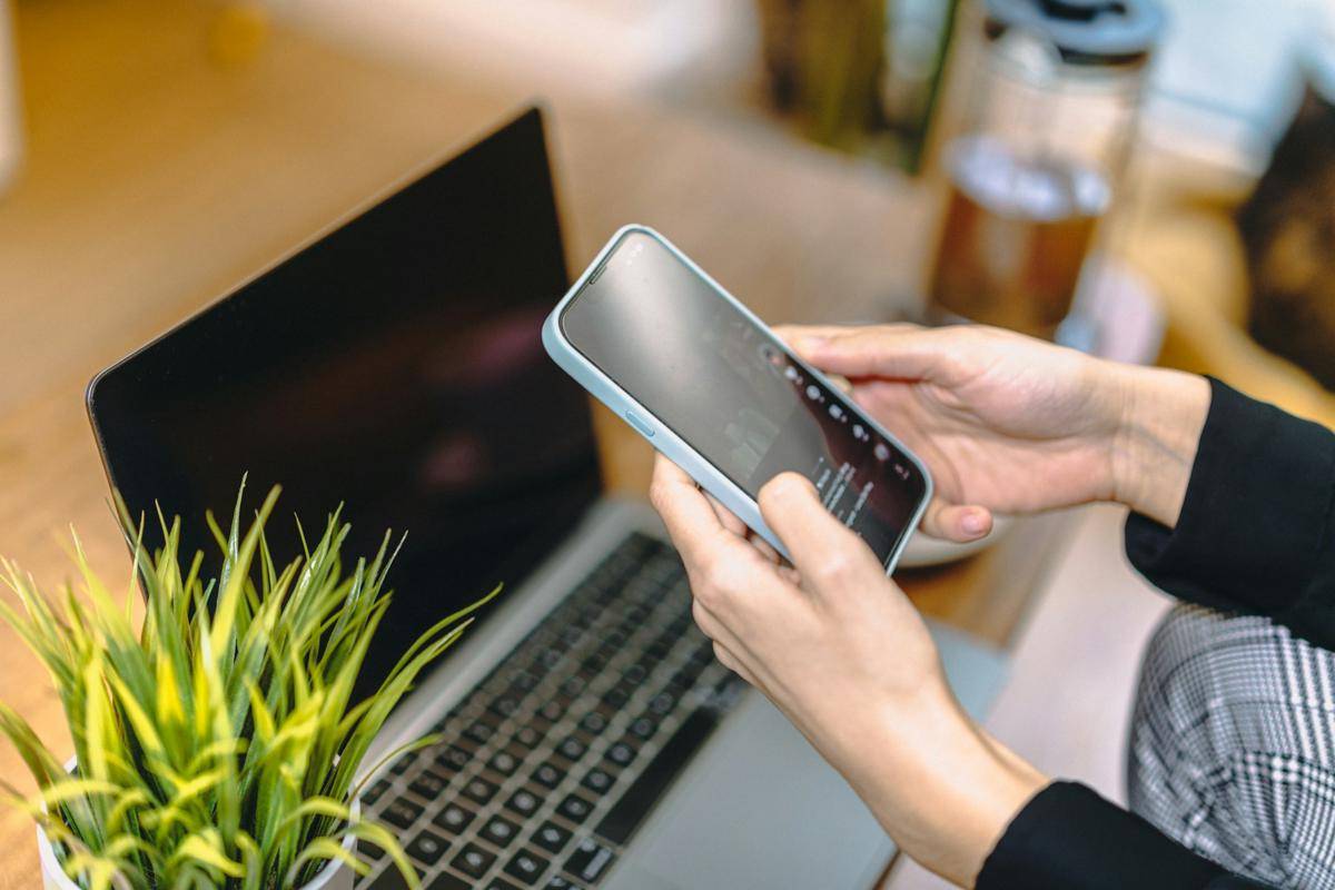 ilustrasi menggunakan smartphone (unsplash.com/Jakub Zerdzicki))