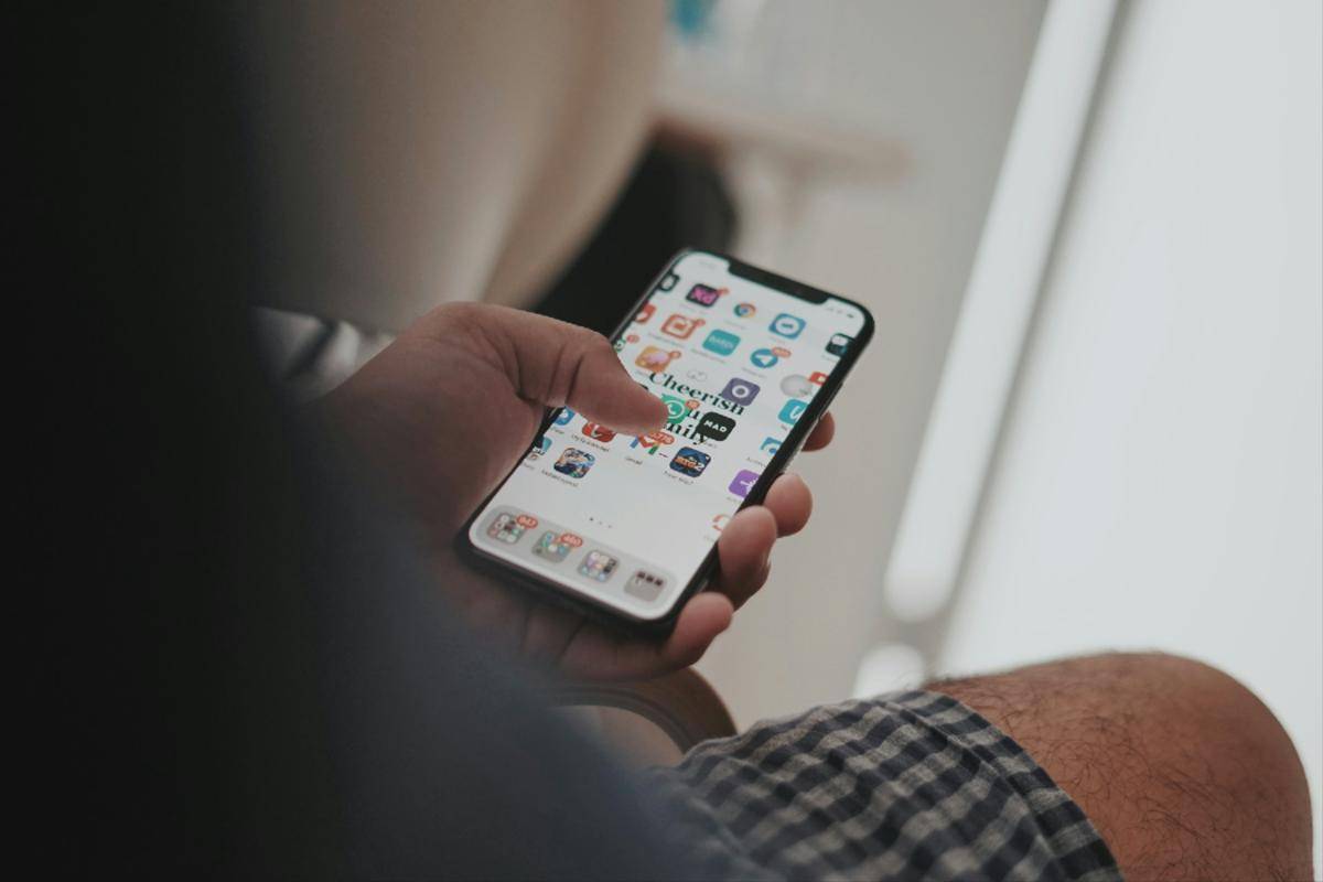 ilustrasi menggunakan smartphone (unsplash.com/Joy Christian)