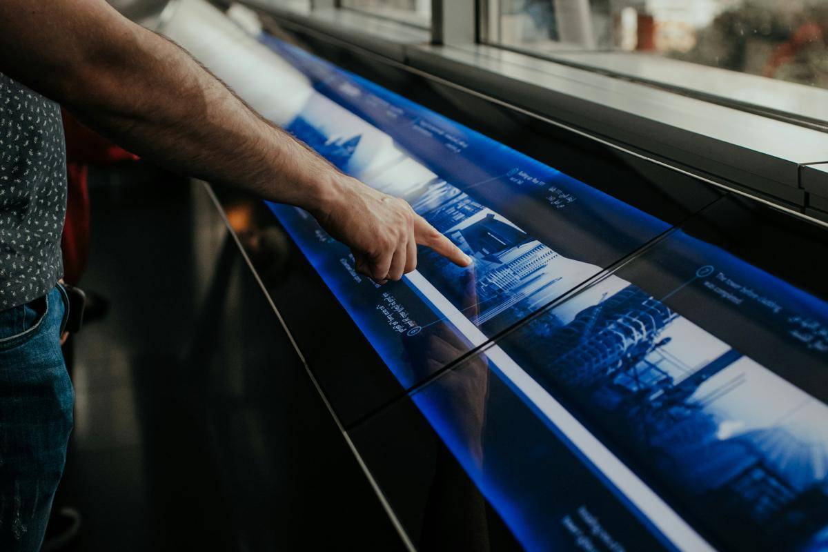 ilustrasi teknologi teleportasi canggih yang menggantikan pekerjaan konvensional (unsplash.com/Kate Trysh)