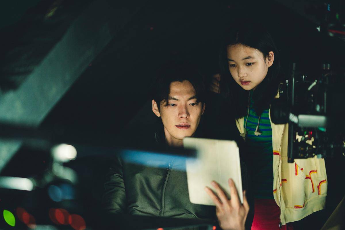 Kim Woo Bin dan Choi Yu Ri di balik layar film Alienoid (dok. CJ ENM/Alienoid)