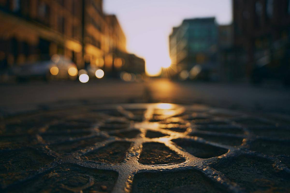 ilustrasi lubang got di jalan (unsplash.com/Korie Jenkins)
