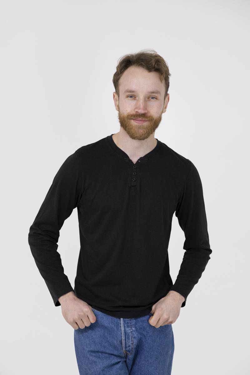 ilustrasi pria mengenakan henley shirt (freepik.com/freepik) 