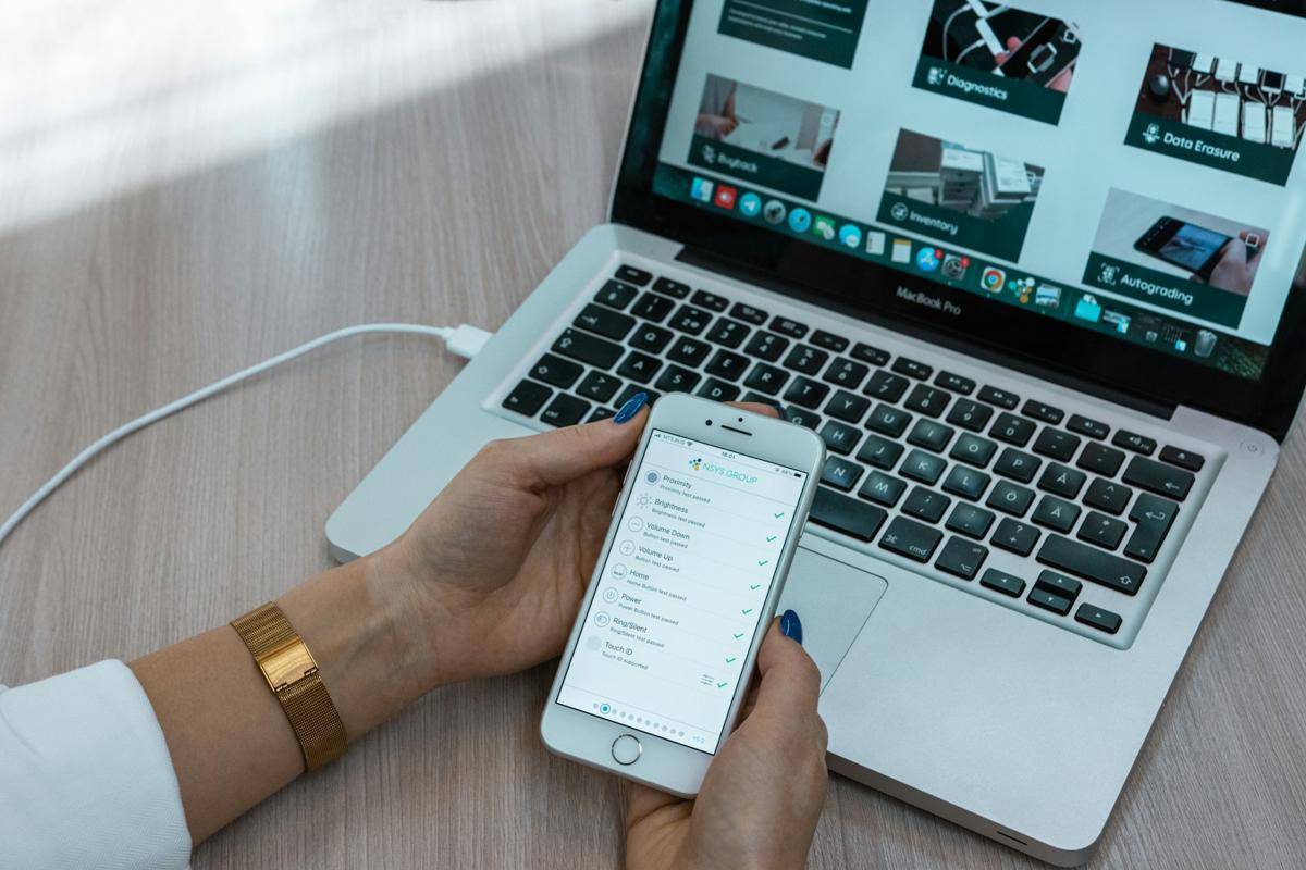 ilustrasi menggunakan smartphone (unsplash.com/NSYS Group)