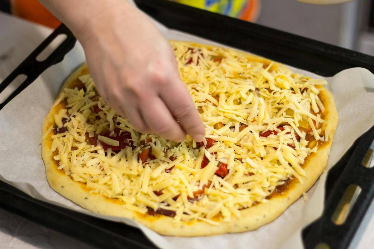 ilustrasi menaruh topping pizza (pexels.com/Сослан)
