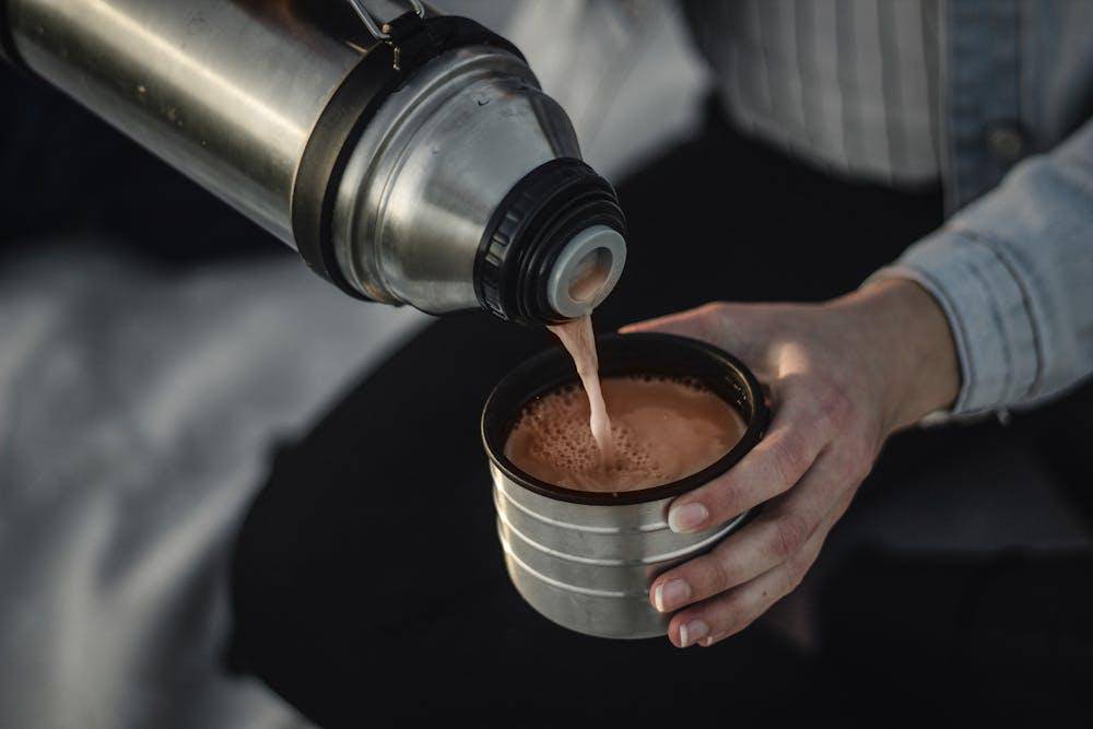 ilustrasi menikmati cokelat hangat (pexels.com/Ashford Marx)