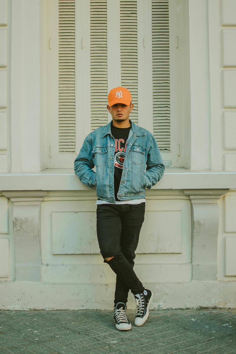 ilustrasi pria dengan outfit streetwear (pexels.com/Ayoub Moukhliss) 