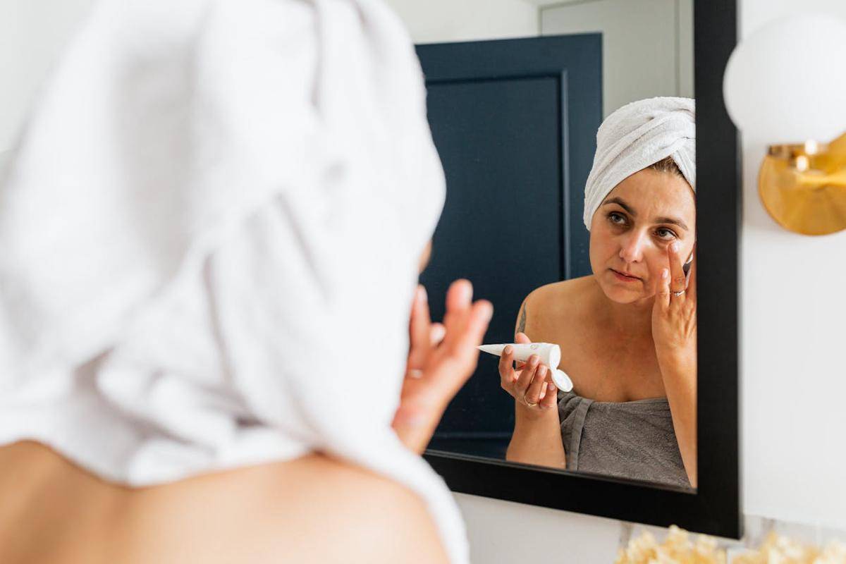 ilustrasi menggunakan produk skincare (pexels.com/Photo By: Kaboompics.com)