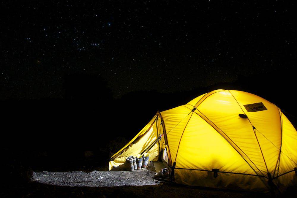 ilustrasi tenda di atas gunung (pexels.com/Pixabay)