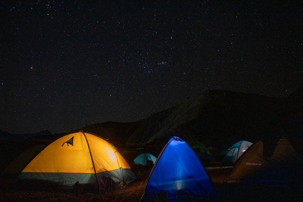 ilustrasi memasang tenda di lokasi yang aman (pexels.com/Renzo Tirado)