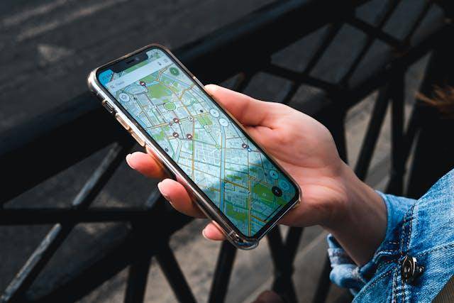 ilustrasi GPS di smartphone (pexels.com/Stanislav Kondratiev)